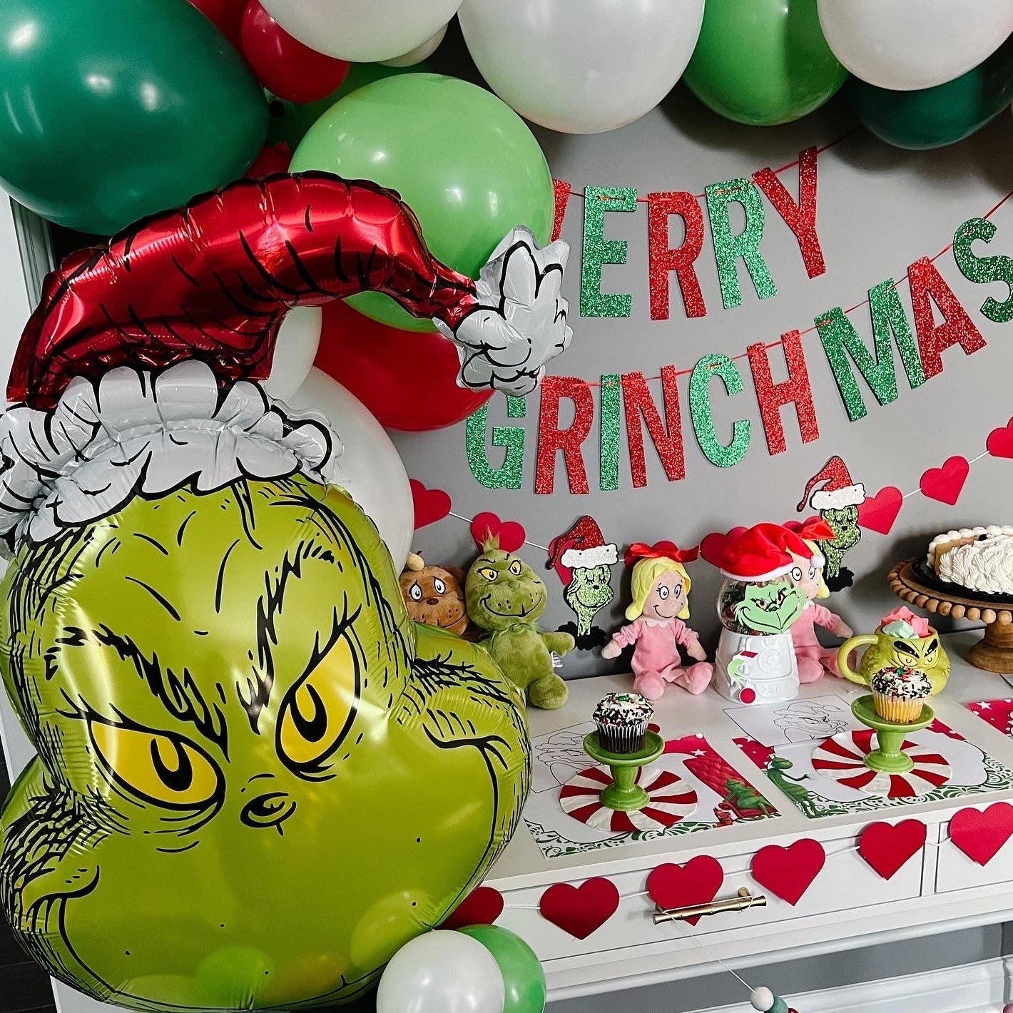 https://www.elliesparty.com/cdn/shop/products/the-grinch-christmas-balloon-arch-kit-667476.jpg?v=1684345211&width=1445